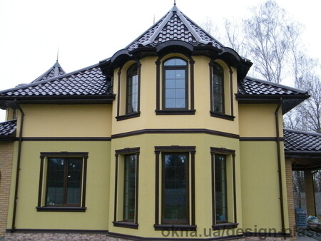 Загородный дом с арочными окнами из цветного профиля со шпросами